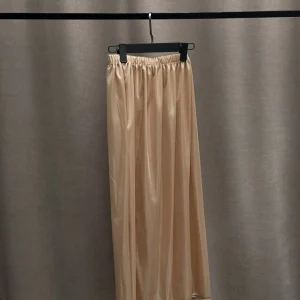 زیر دامنی کرم