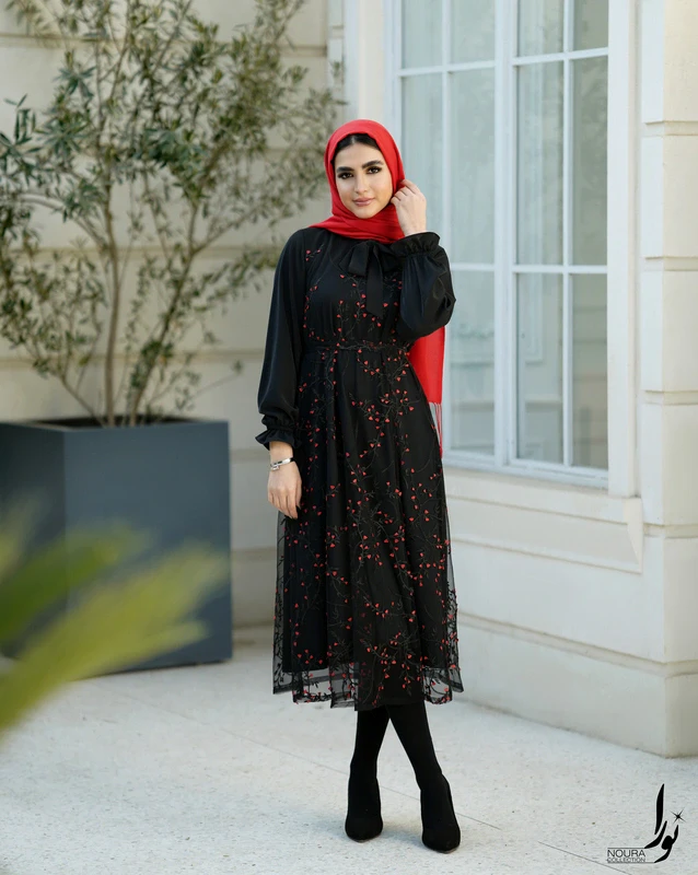 پیراهن مبینا مشکی طرح شکوفه 4 پیراهن مبینا مشکی طرح شکوفه